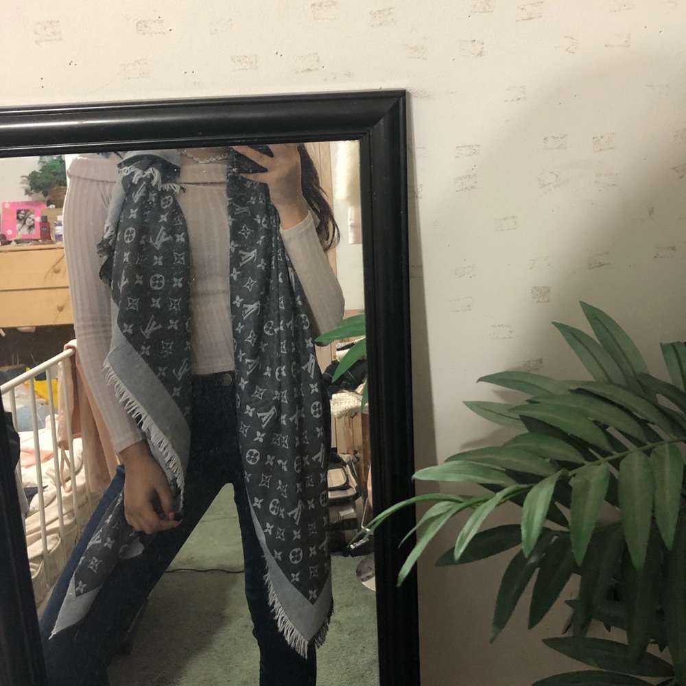 LOUIS VUITTON SCARF